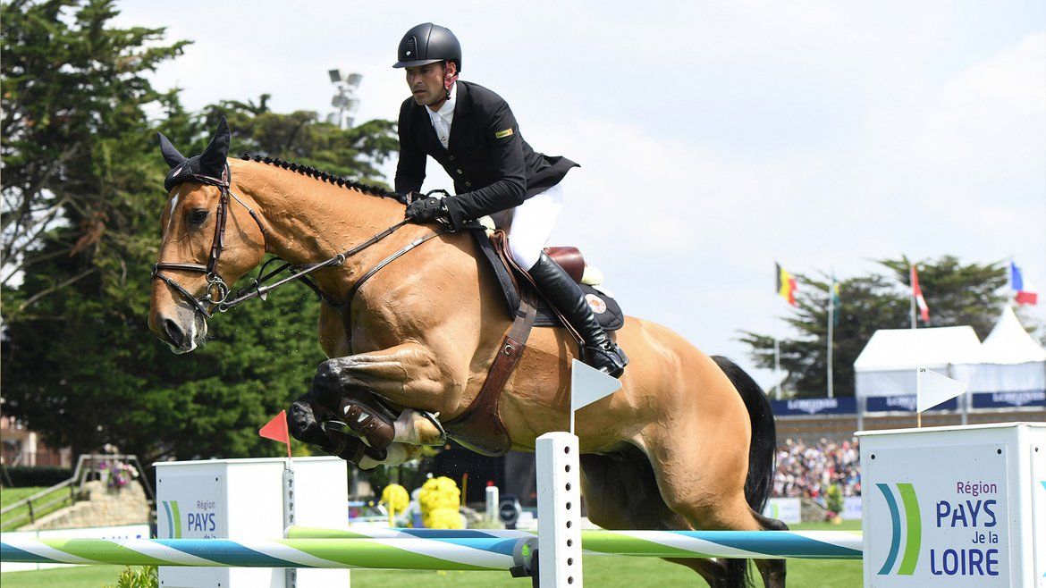 cavalier sautant un obstacle avec son cheval lors du CSIO de la Baule