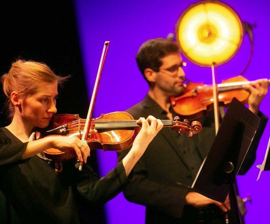 Deux violonistes en train de jouer