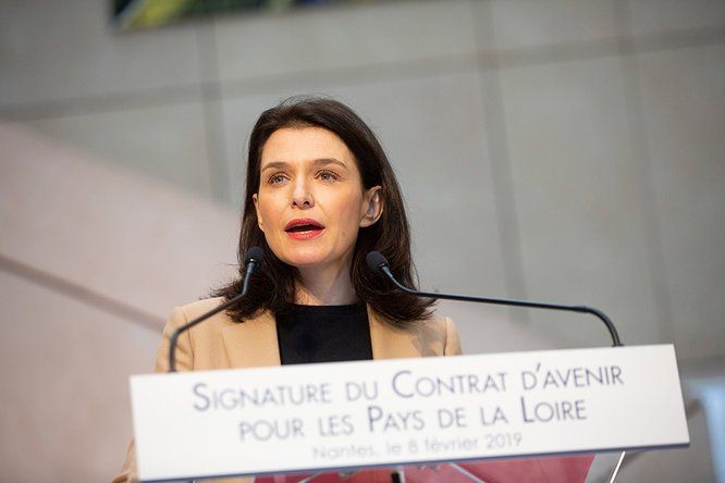 Christelle Morançais, Présidente du Conseil régional des Pays de la Loire au pupitre pour le Contrat d'Avenir