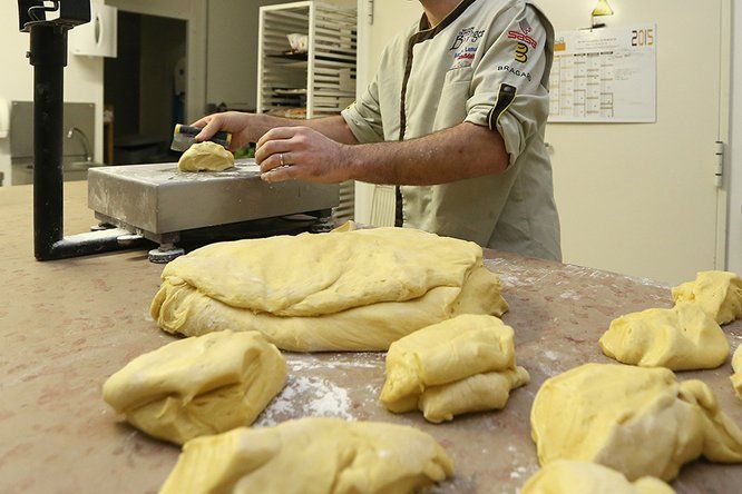 gros plan sur un boulanger travaillant sa pâte à pain