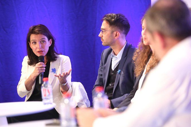 Christelle Morançais, présidente du Conseil régional des Pays de la Loire dialogue avec des jeunes à l'occasion du French fab