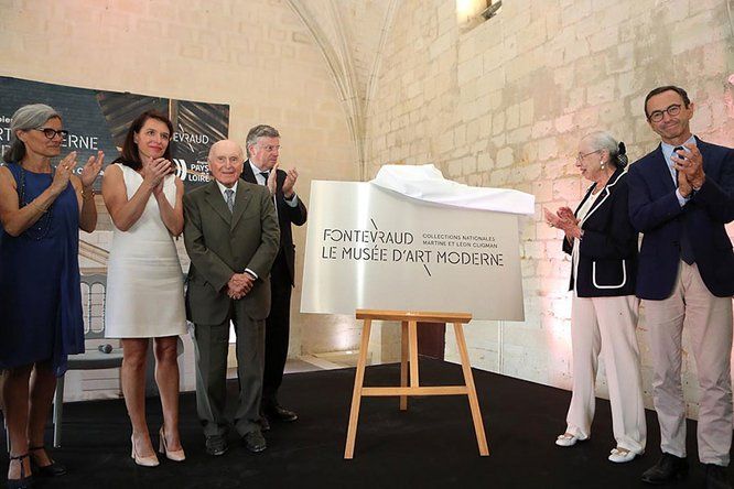 pose de première pierre, Martine et Léon Cligman, ont dévoilé avec Christelle Morançais, présidente de la Région des Pays de la Loire, Claude d’Harcourt, préfet de la région Pays de la Loire, Bruno Retailleau président du Centre culturel de l’Ouest et Régine Catin, maire de Fontevraud, une plaque « Fontevraud Le musée d’art moderne – Collections nationales Martine et Léon Cligman » 