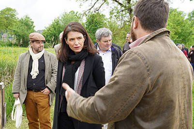 Christelle Morançais, Présidente du Conseil Régional des Pays de la Loire écoute visite le site des marais de Cré-sur-Loire