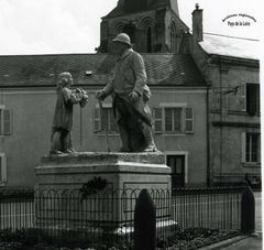 Monument aux morts de Vernoil-le-Fourrier (Maine-et-Loire), cliché G. Baptiste (1980) (détail).