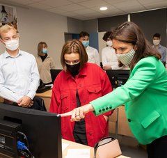 la présidente de la Région des pays de la loire en visite dans un lycée