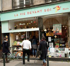 devanture d'une librairie avec passants