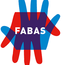 Logo avec deux mains qui se croisent en rouge et bleu du projet européen ERASMUS FABAS : Fight Against Bullying at School