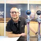 Laurent Boiteau, Brasserie Mélusine à Chambreteau, derrière le bar sur le stand de la région au Salon de l'agriculture